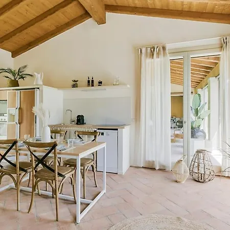 Moodwest Cottage, At 15 Minutes * Sirone